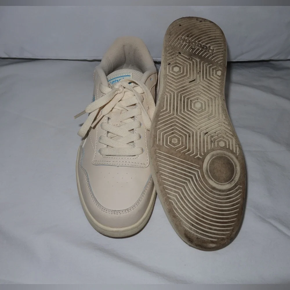 Women Reeboks - Picture 4 of 4